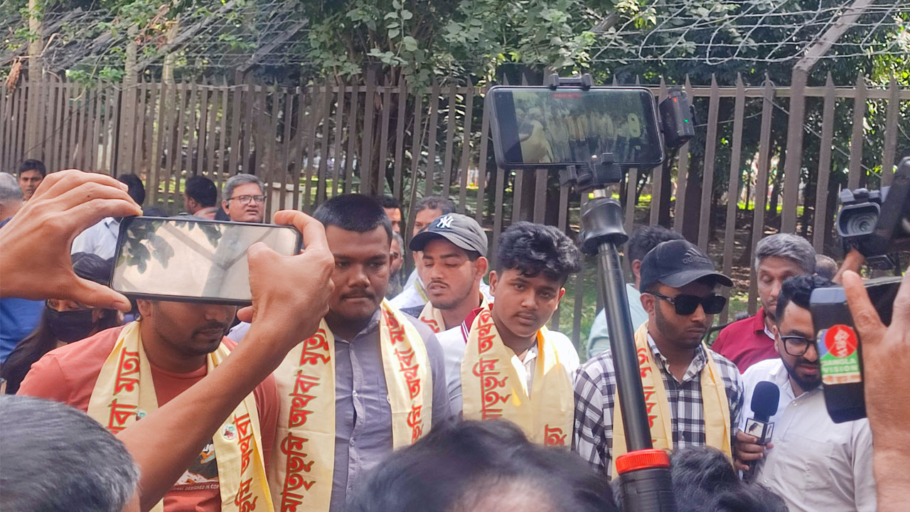 শেখ হাসিনার মামলার রায় শুনতে ট্রাইব্যুনালে উপস্থিত আহত জুলাইযোদ্ধারা